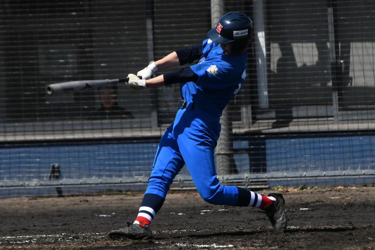 中本牧3回裏1死二、三塁、大河原は勝ち越し中前打を放った　（撮影・久我悟）