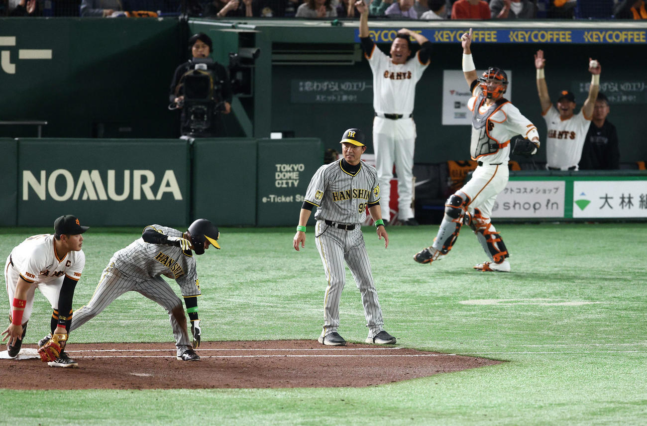 巨人対阪神　3回表阪神1死一、二塁、森下の右飛から帰塁できず、併殺に倒れる一走中野（左から2人目）（撮影・河田真司）