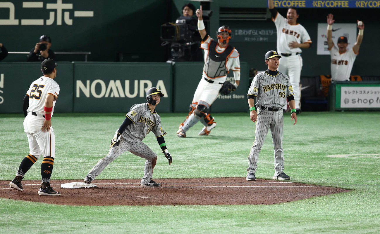 巨人対阪神　3回表阪神1死一、二塁、森下の右飛から帰塁できず、併殺に倒れる一走中野（左から2人目）（撮影・河田真司）