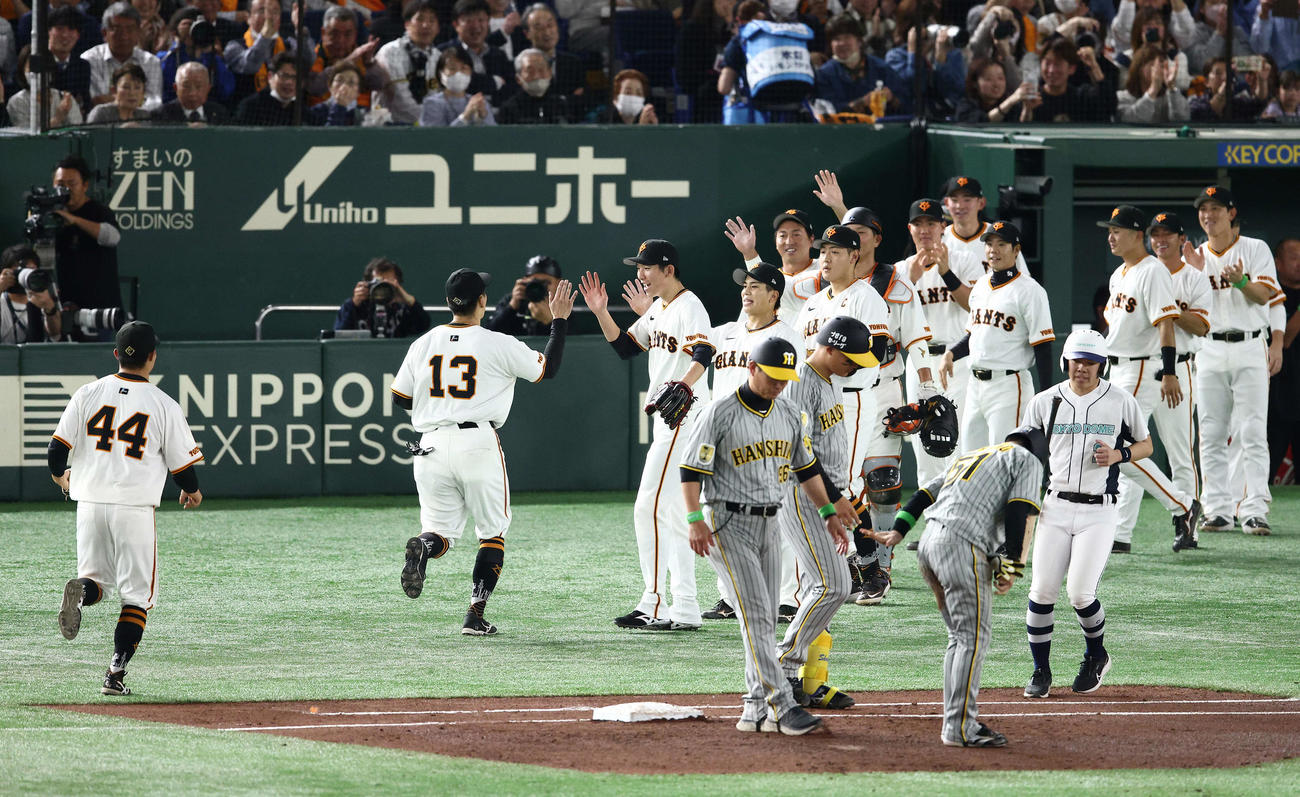 巨人対阪神　3回表を抑え、ナインを迎える戸郷（中央）（撮影・河田真司）