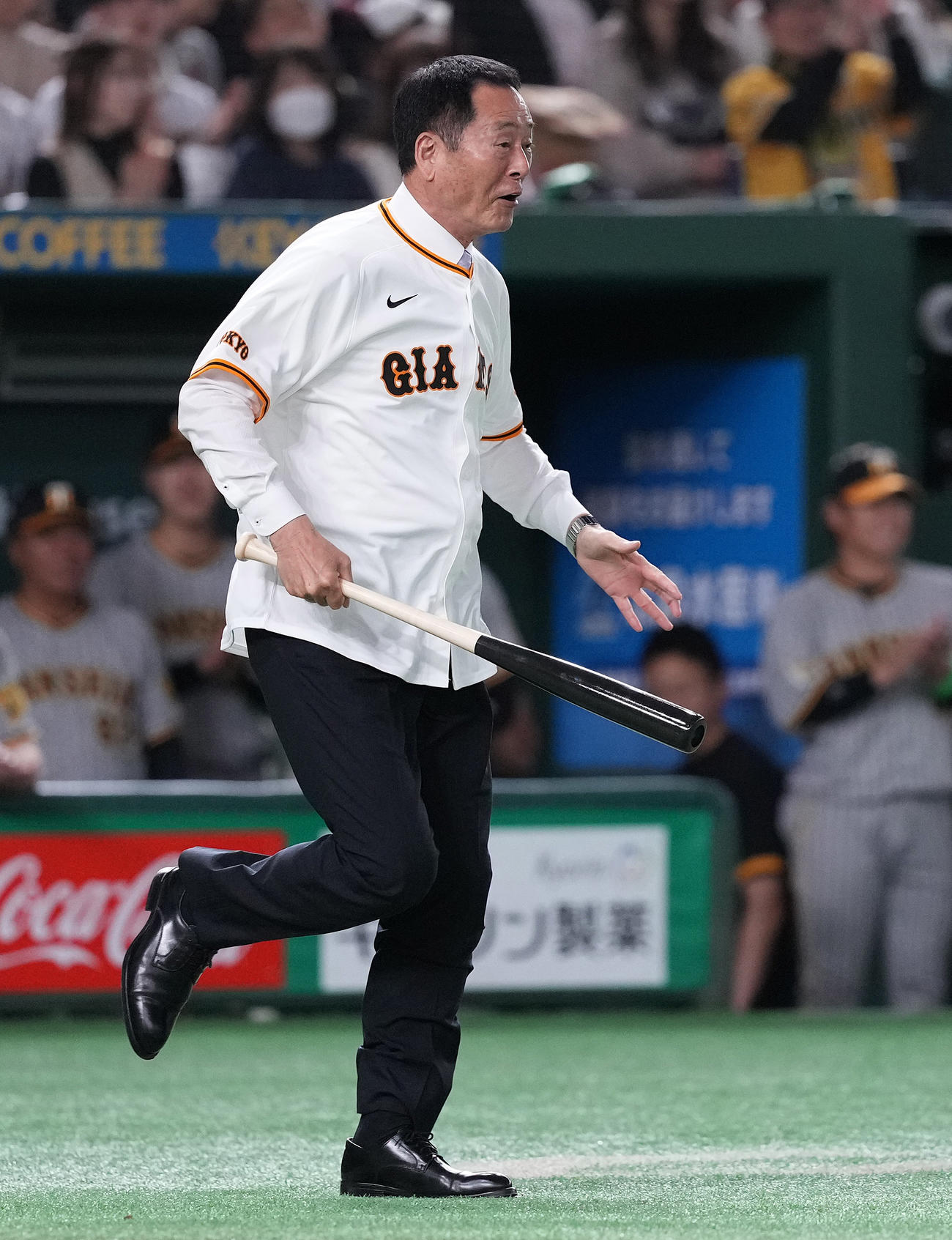巨人対阪神　セレモニアルピッチで打者を務めた中畑清氏（撮影・鈴木みどり）