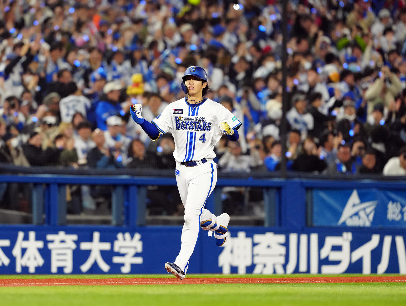DeNA対広島　3回裏DeNA1死一、二塁、プロ初本塁打を放ち喜ぶ度会（撮影・たえ見朱実）