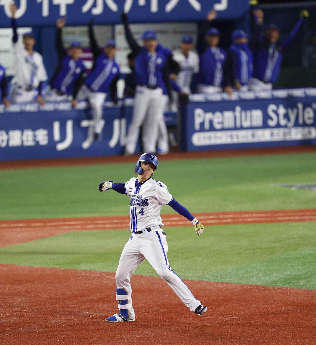 DeNA対広島　3回裏DeNA1死一、二塁、右中間に3点本塁打を放ちガッツポーズを見せる度会（撮影・河野匠）