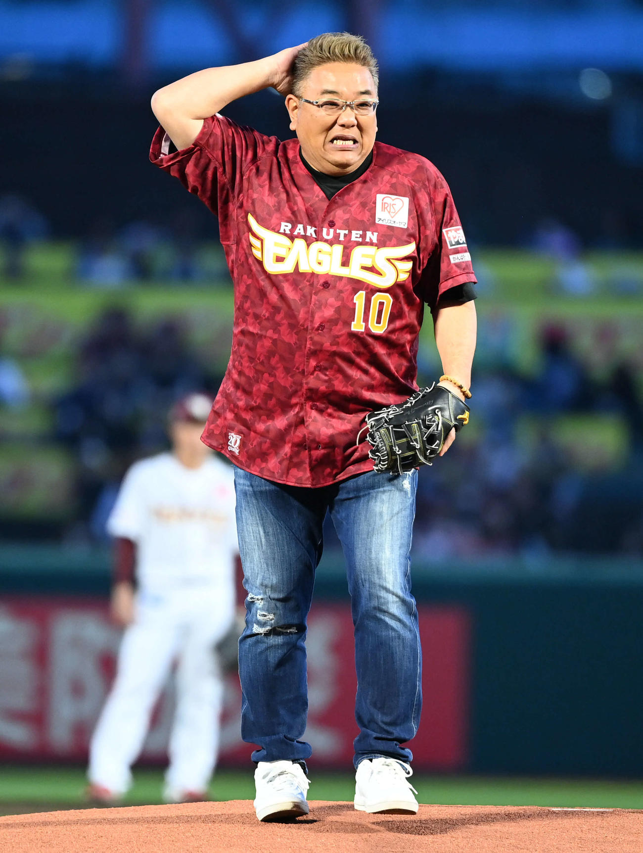 楽天対西武　始球式で納得の投球ができず苦笑いのサンドウィッチマン伊達みきお（撮影・山崎安昭）