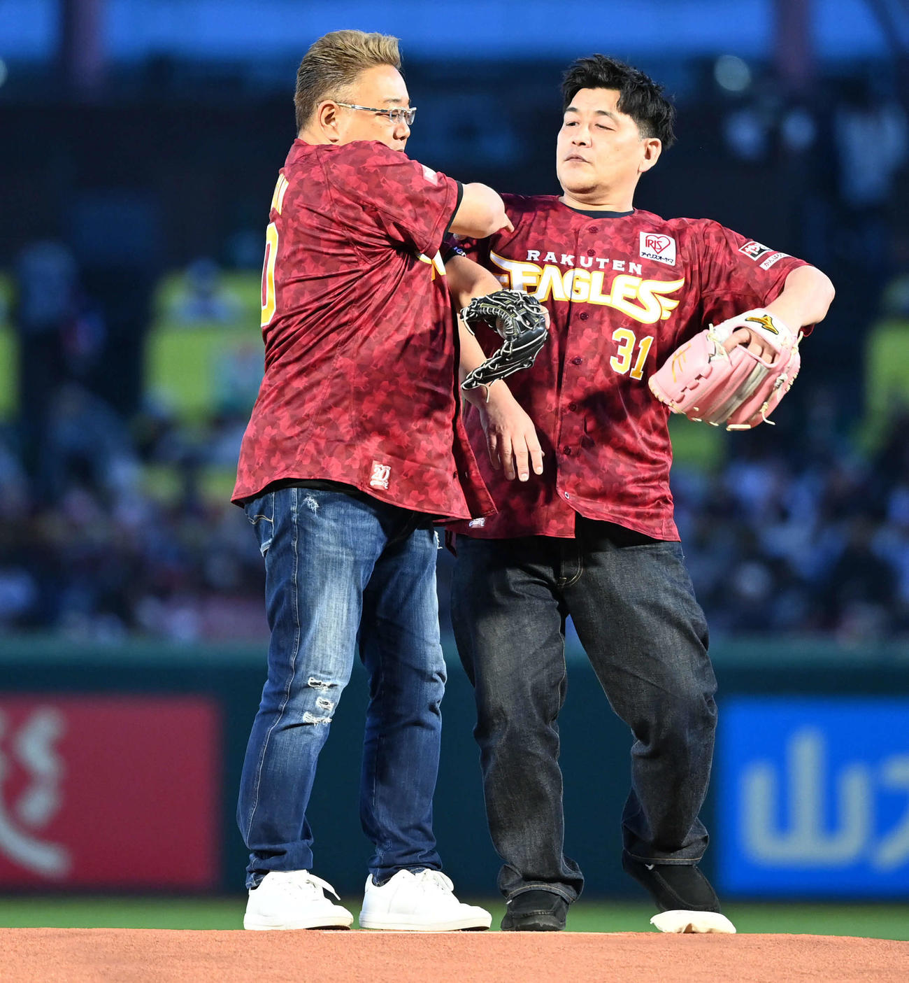 楽天対西武　始球式に臨むサンドウィッチマン伊達みきお（左）は邪魔する富澤たけしを押し出す（撮影・山崎安昭）