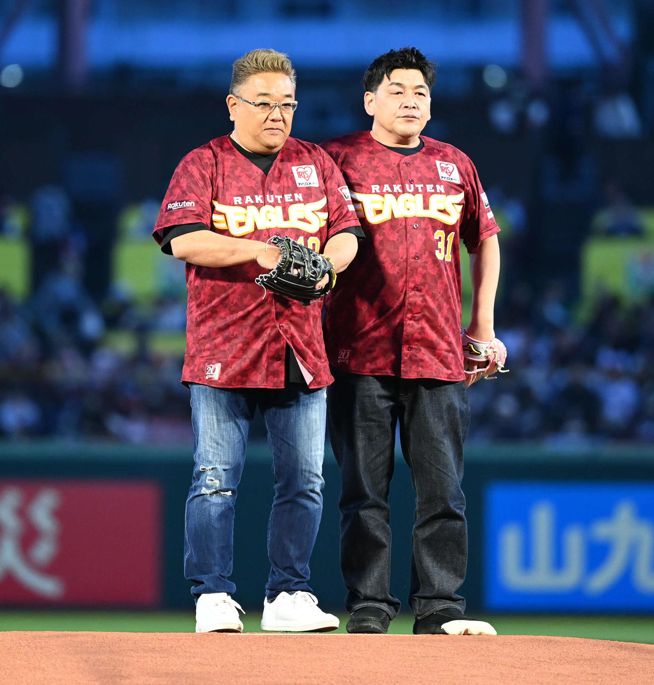 楽天対西武　始球式に臨むサンドウィッチマン伊達みきお（左）は富澤たけしに密着されて邪魔される（撮影・山崎安昭）
