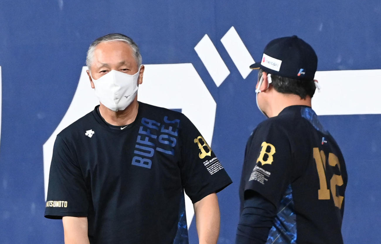 松本正志1軍用具担当（左）