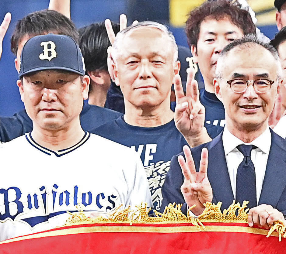 9月20日、リーグ3連覇を達成しオリックス中嶋監督（左）とともに記念撮影に納まる松本正志用具担当（中央）