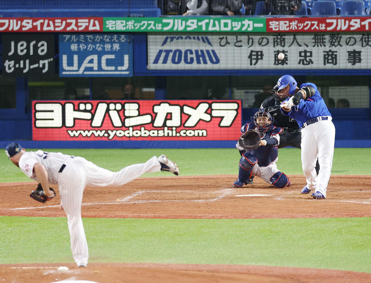 ヤクルト対中日　5回表中日2死、左越え勝ち越しソロ本塁打を放つ中田。投手サイスニード（撮影・宮地輝）