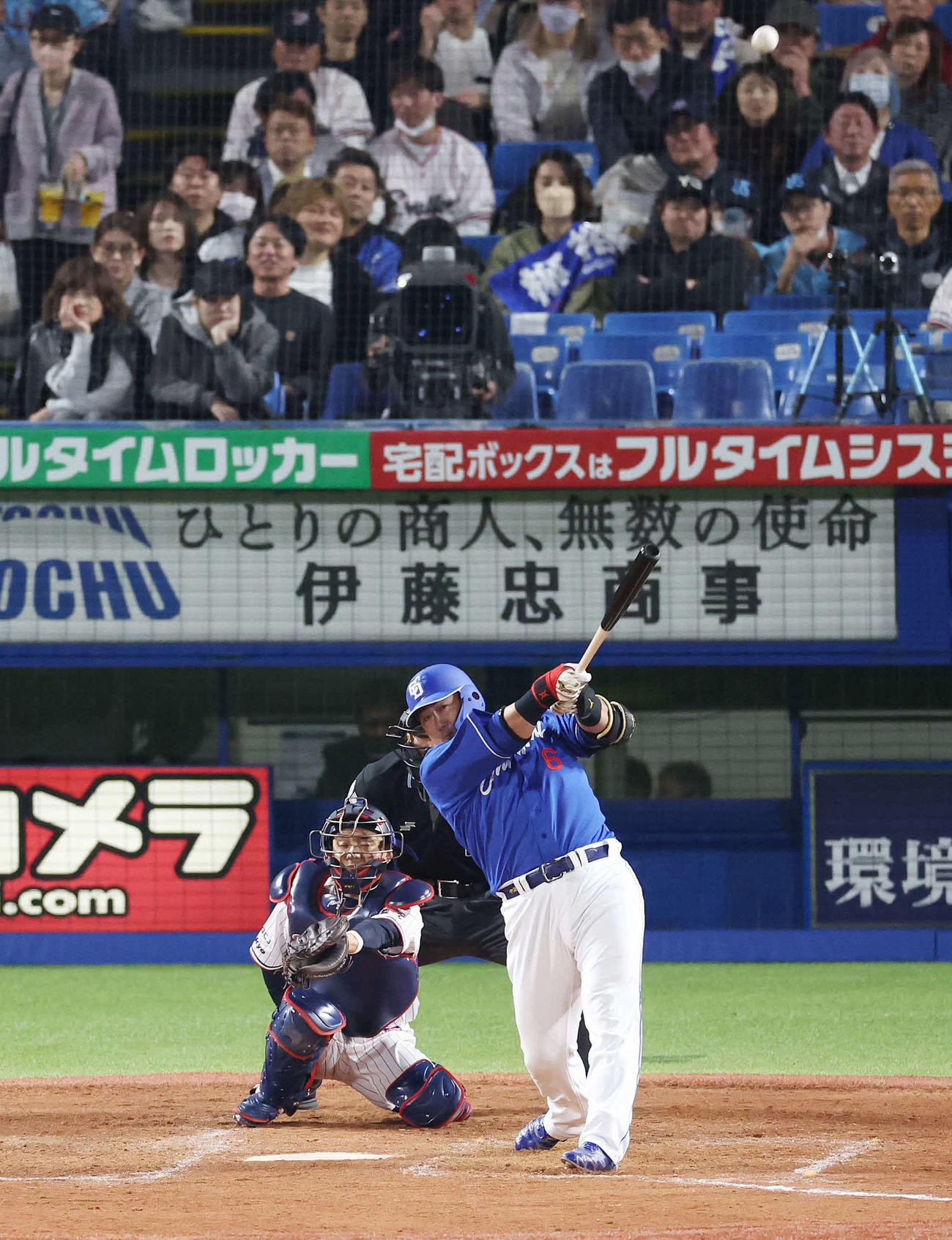 ヤクルト対中日　5回表中日2死、左越え勝ち越しソロ本塁打を放つ中田（撮影・宮地輝）