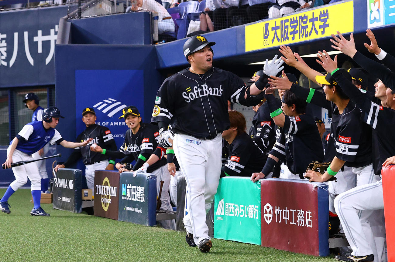 オリックス対ソフトバンク　7回表ソフトバンク無死、本塁打を放ちナインとタッチを交わす山川（撮影・藤尾明華）