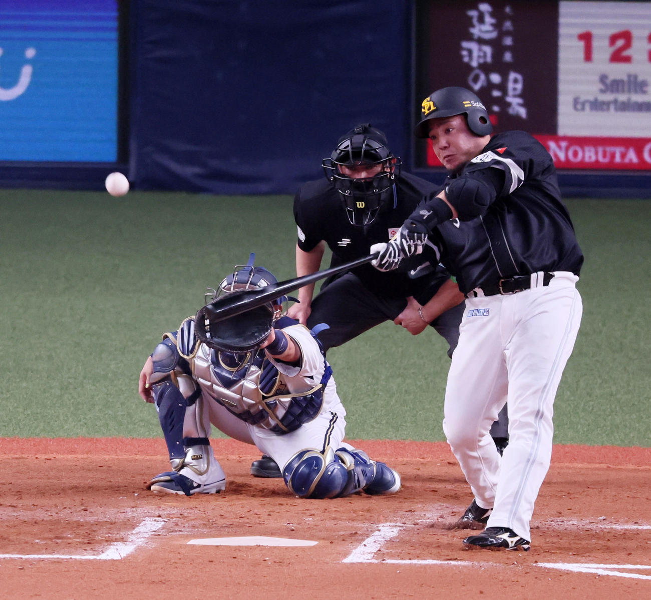 オリックス対ソフトバンク　7回表ソフトバンク無死、山川は右越えソロ本塁打を放つ（撮影・加藤哉）