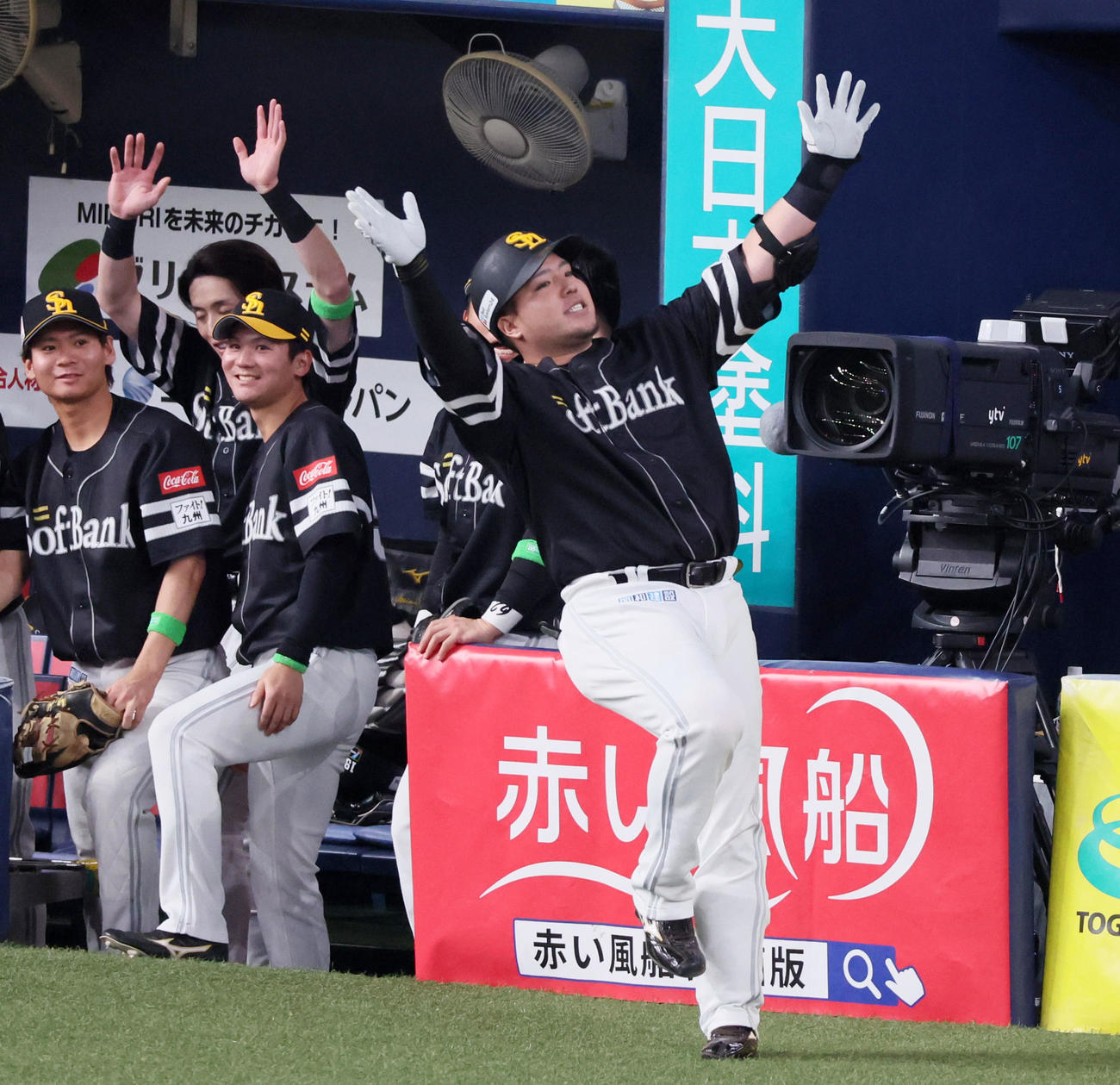 オリックス対ソフトバンク　7回表ソフトバンク無死、山川は右越えソロ本塁打を放ちどすこいパフォーマンスを披露（撮影・加藤哉）