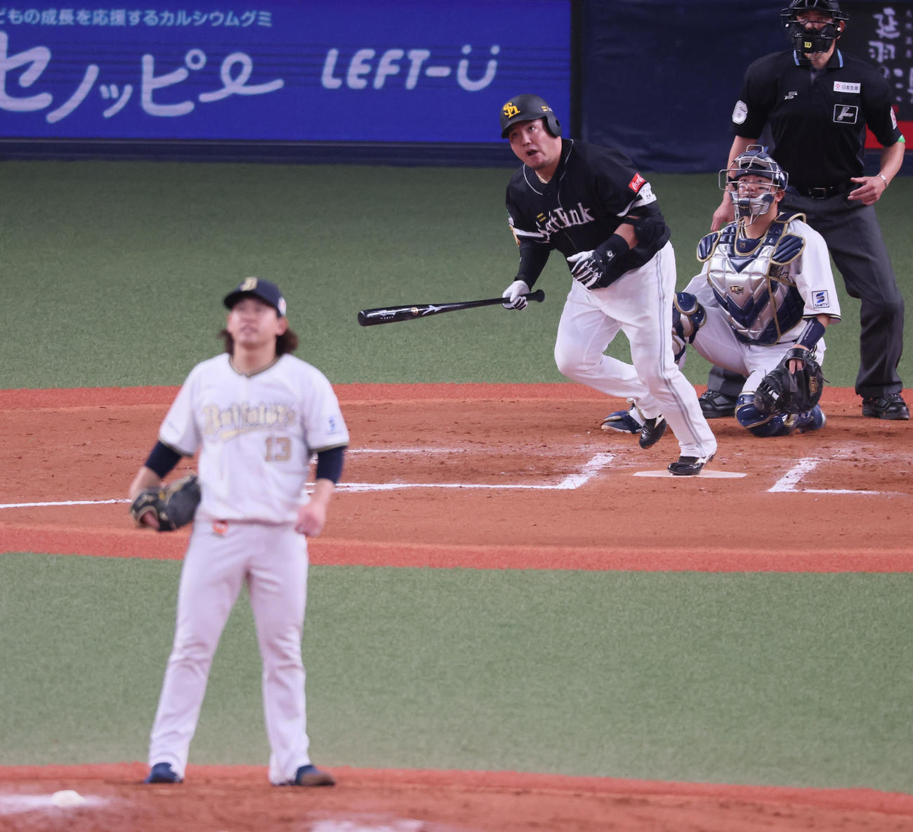 オリックス対ソフトバンク　7回表ソフトバンク無死、山川は右越えソロ本塁打を放つ。投手は宮城（撮影・加藤哉）