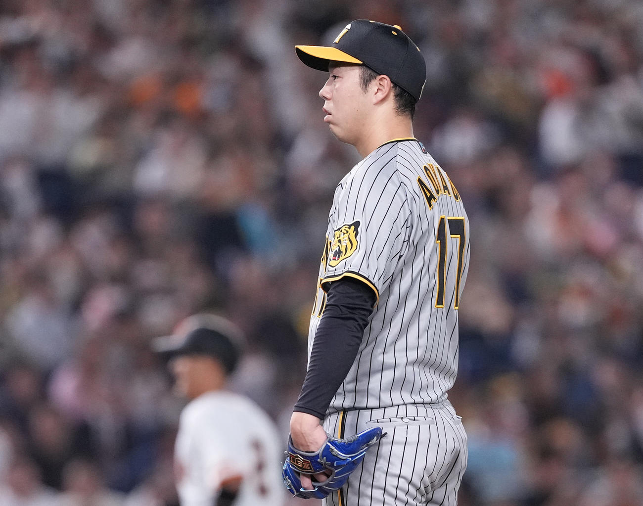 巨人対阪神　5回裏巨人無死二塁、打者戸郷の時、ボークで二塁走者吉川の三進を許し、ぼうぜんとする青柳（撮影・鈴木みどり）
