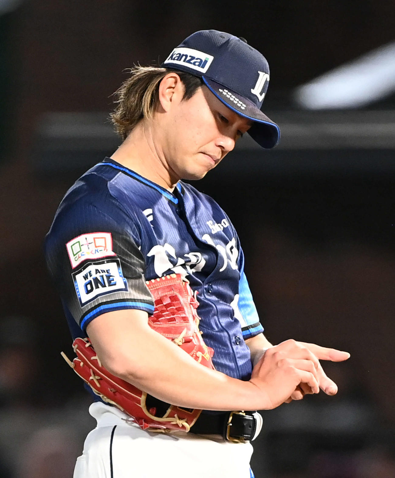 楽天対西武　投球の合間に球をこねる西武今井（撮影・山崎安昭）