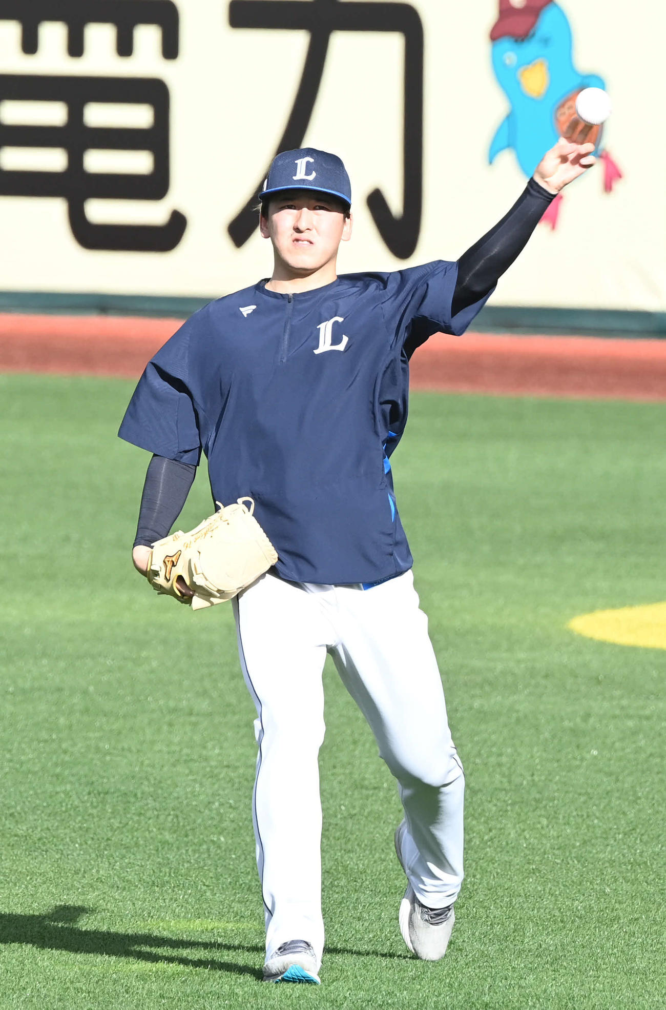楽天対西武　試合前練習でキャッチボールする西武隅田（撮影・山崎安昭）