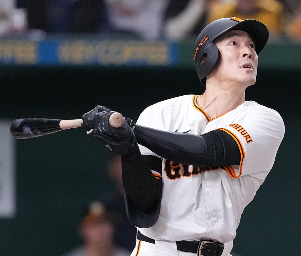巨人対阪神　5回裏巨人2死二塁、右越え2点本塁打を放つ梶谷（撮影・鈴木みどり）
