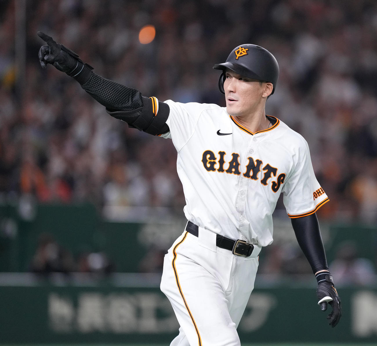 巨人対阪神　5回裏巨人2死二塁、右越え2点本塁打を放った梶谷はベンチに指をさす（撮影・鈴木みどり）