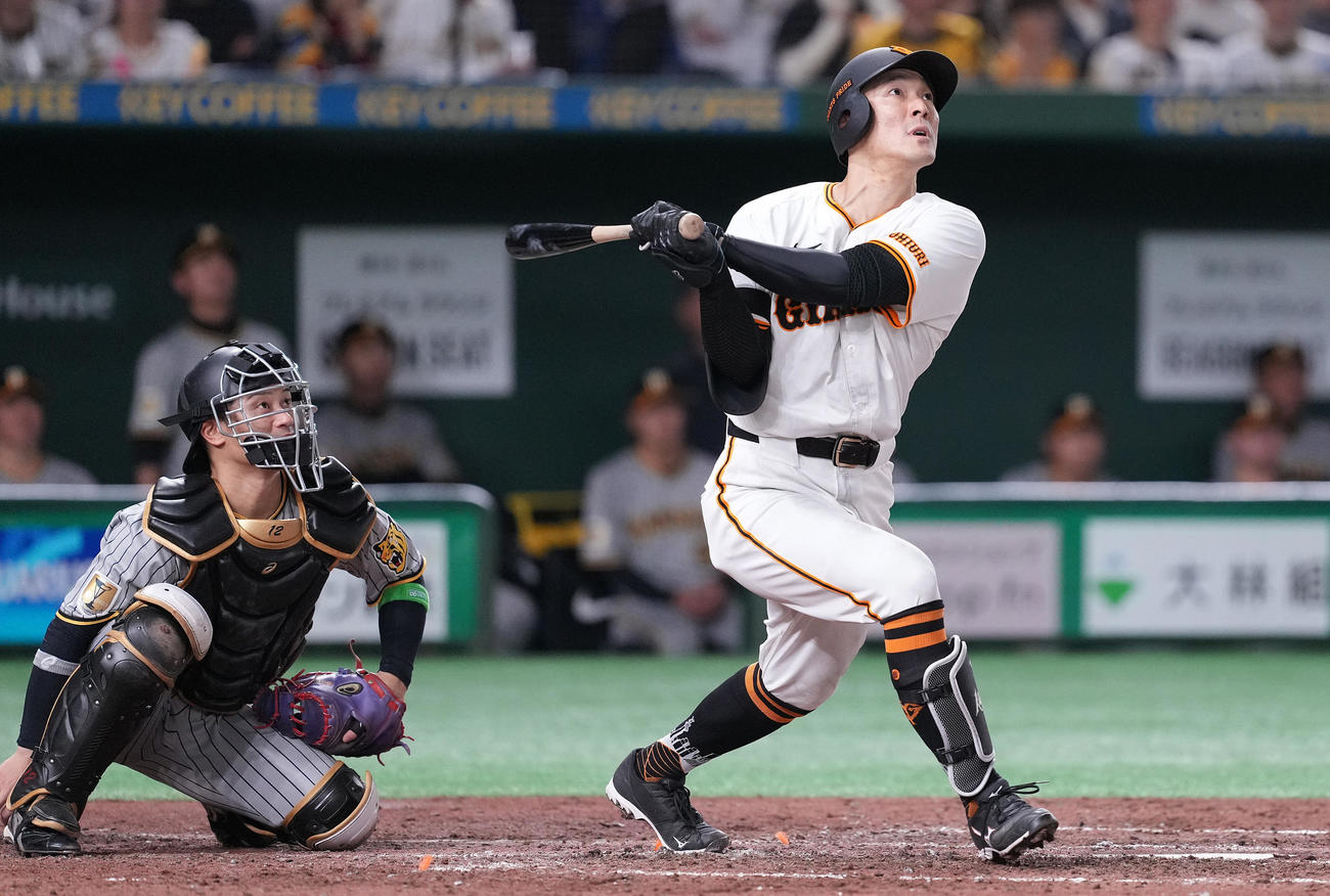巨人対阪神　5回裏巨人2死二塁、右越え2点本塁打を放つ梶谷（撮影・鈴木みどり）
