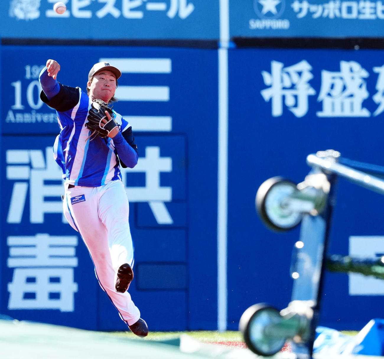DeNA対広島　ノックを受けるDeNA石上（撮影・たえ見朱実）