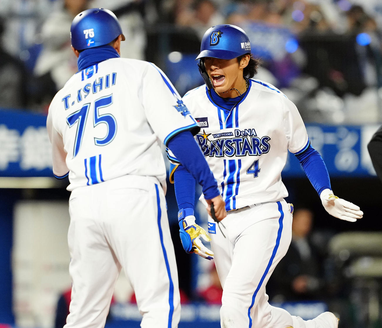 DeNA対広島　3回裏DeNA1死一、二塁、プロ初本塁打を放ち喜ぶ度会（撮影・たえ見朱実）
