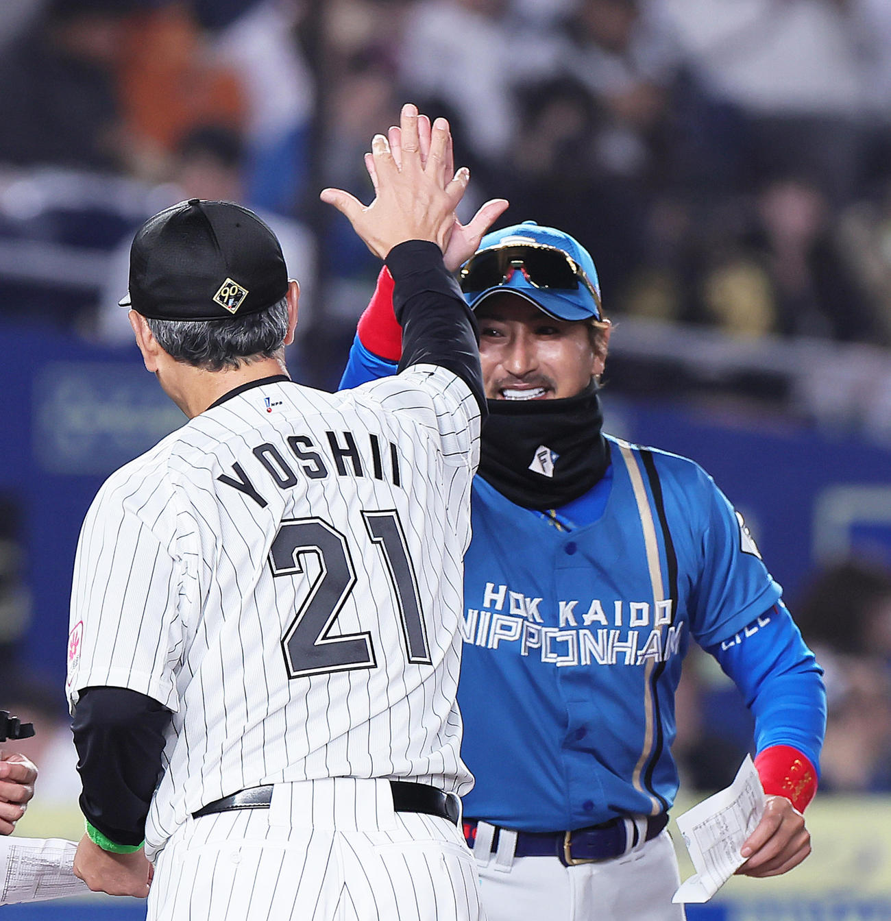 ロッテ対日本ハム　メンバー表交換でハイタッチを交わすロッテ吉井監督（左）と日本ハム新庄監督