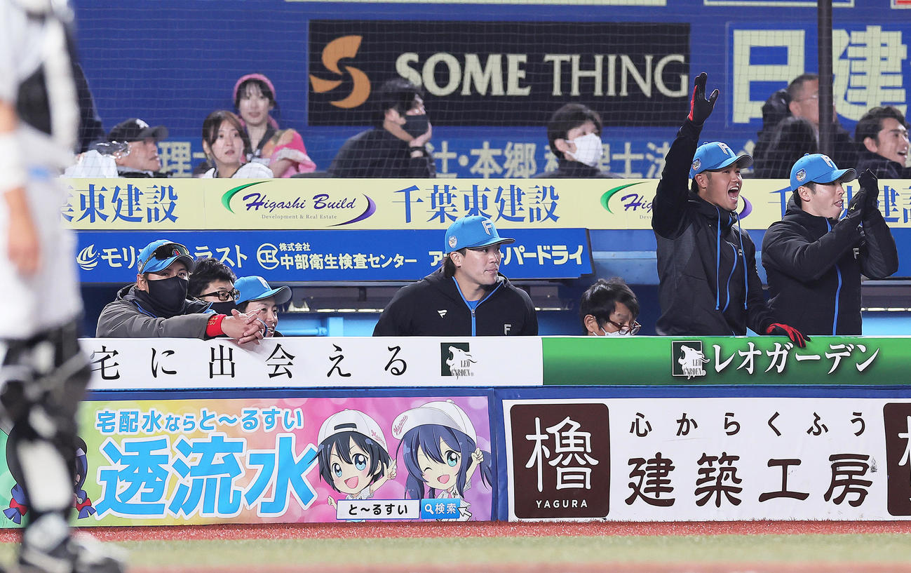 ロッテ対日本ハム　3回表日本ハム無死一、三塁、田宮の先制打に沸くベンチで冷静な表情を見せる新庄監督（左端）（撮影・足立雅史）