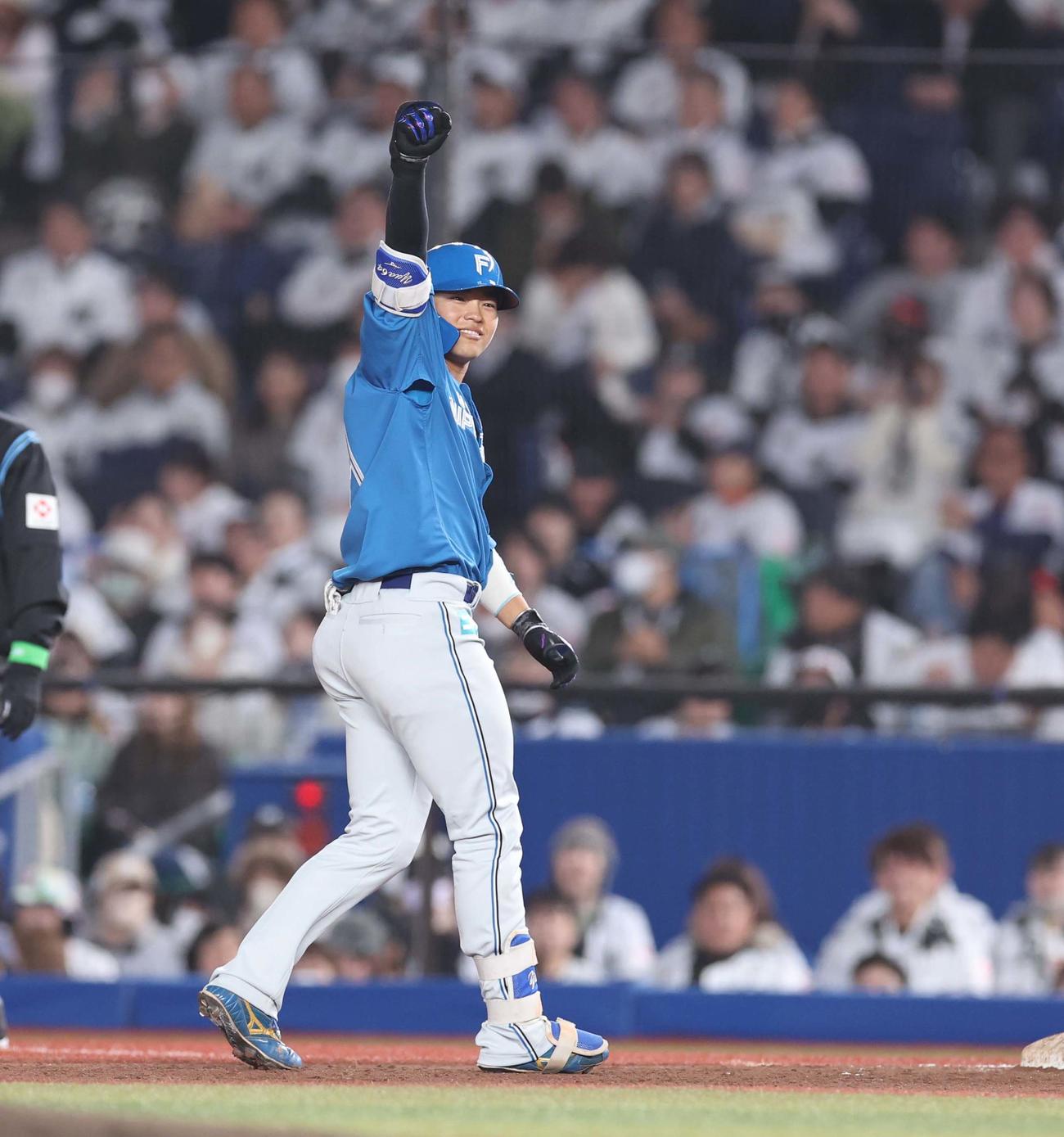 ロッテ対日本ハム　3回表日本ハム無死一、三塁、中前適時打を放ちガッツポーズの田宮（撮影・黒川智章）