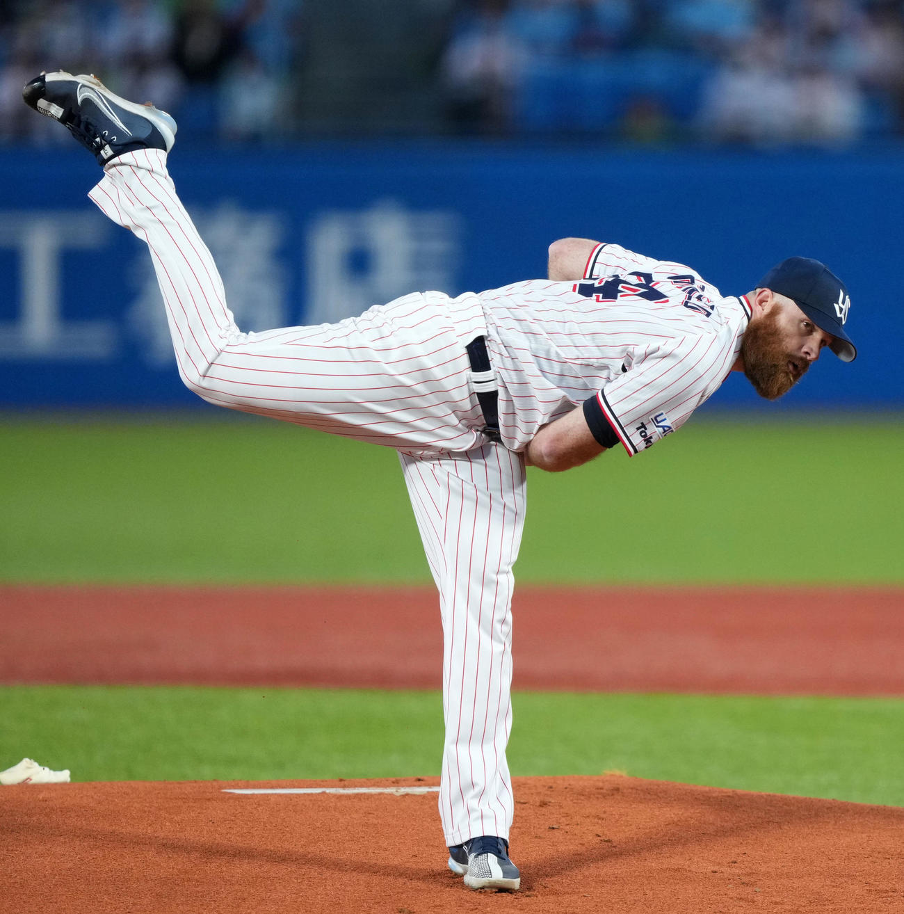 ヤクルト対中日　力投するヤクルト先発のサイスニード（撮影・横山健太）