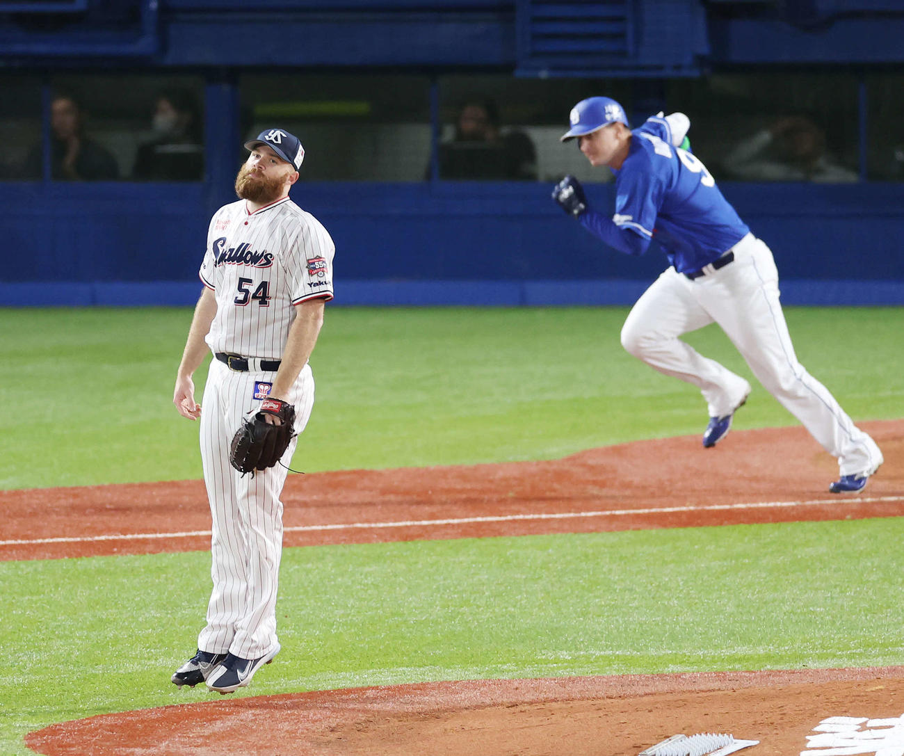 ヤクルト対中日　2回表中日無死、ディカーソン（後方）に右前打を浴びるサイスニード（撮影・宮地輝）