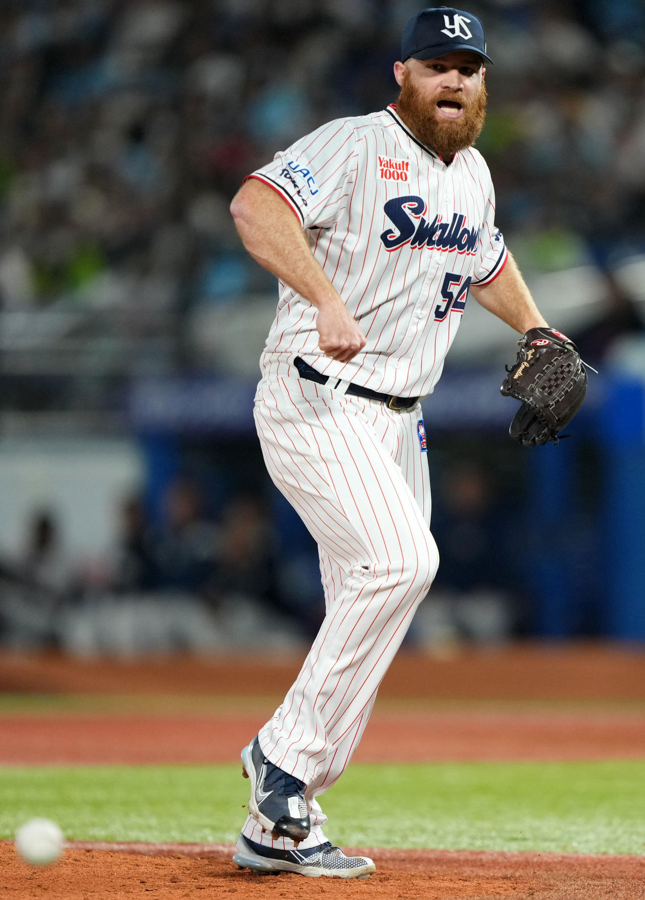 ヤクルト対中日　4回表中日2死一、二塁、柳の打球はサイスニードの足に直撃し内野安打となる（撮影・横山健太）