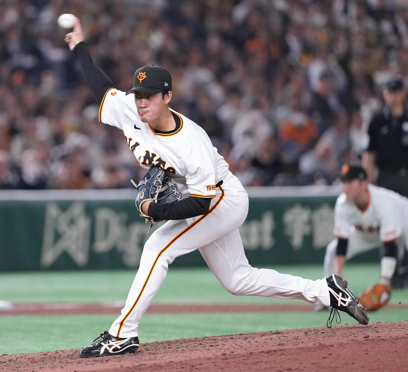 巨人対阪神　7回表から2番手で登板した巨人西舘（撮影・鈴木みどり）