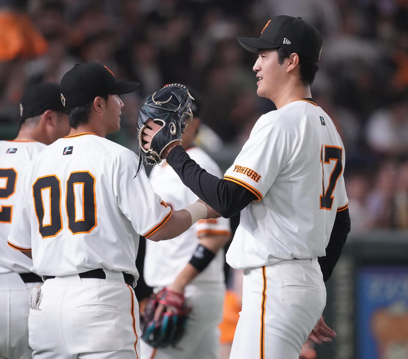 巨人対阪神　7回表を無失点に抑え、笑顔でベンチへ戻る巨人西舘（撮影・鈴木みどり）
