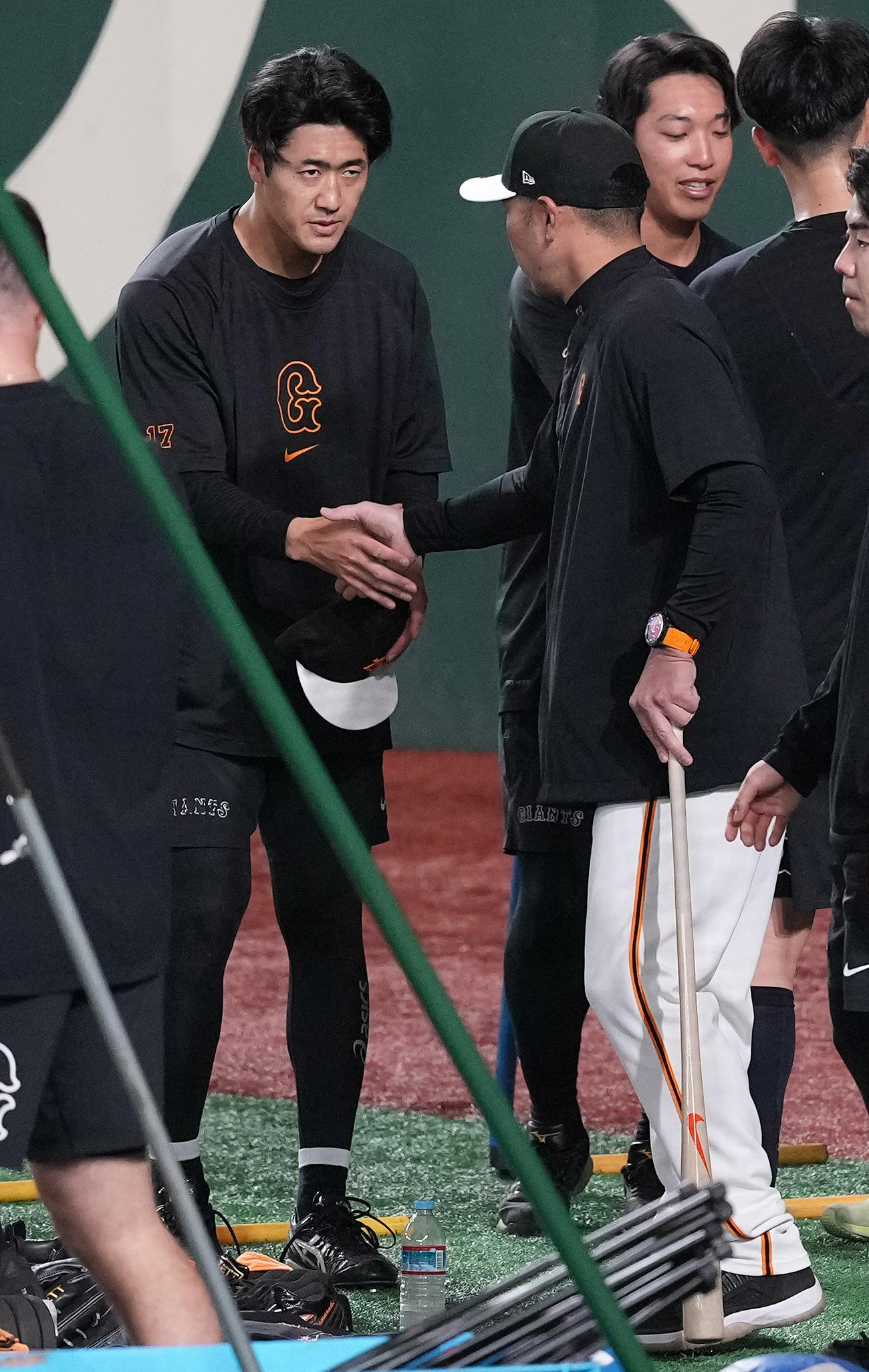 巨人対阪神　試合前練習で握手を交わす巨人阿部監督と西舘（左）（撮影・鈴木みどり）