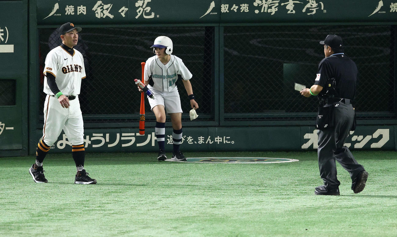 巨人対阪神　6回裏を終え、選手交代を告げる阿部監督（撮影・河田真司）