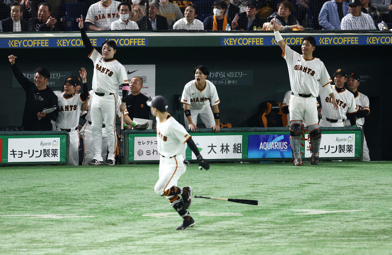 巨人対阪神　5回裏巨人2死二塁、梶谷（手前）が2点本塁打を放ち、打球の行方を見つめる阿部監督（右）（撮影・河田真司）