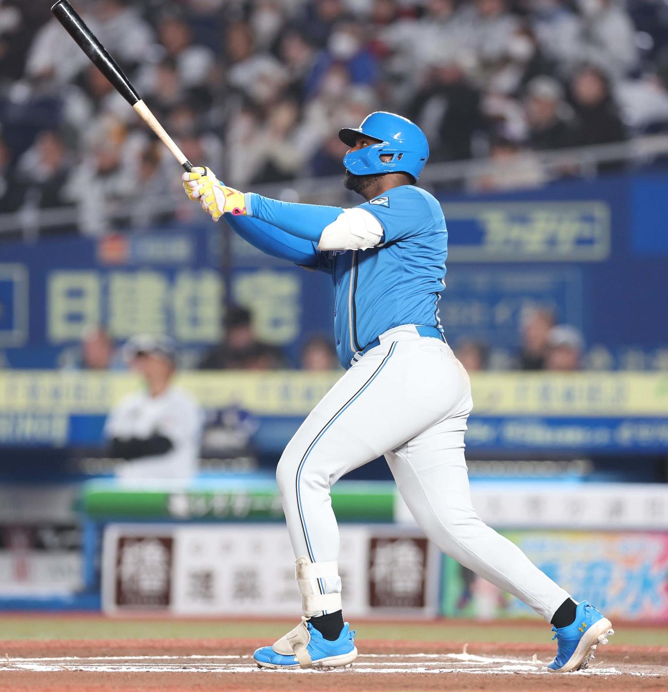 ロッテ対日本ハム　6回表日本ハム2死、左越え本塁打を放つレイエス（撮影・黒川智章）