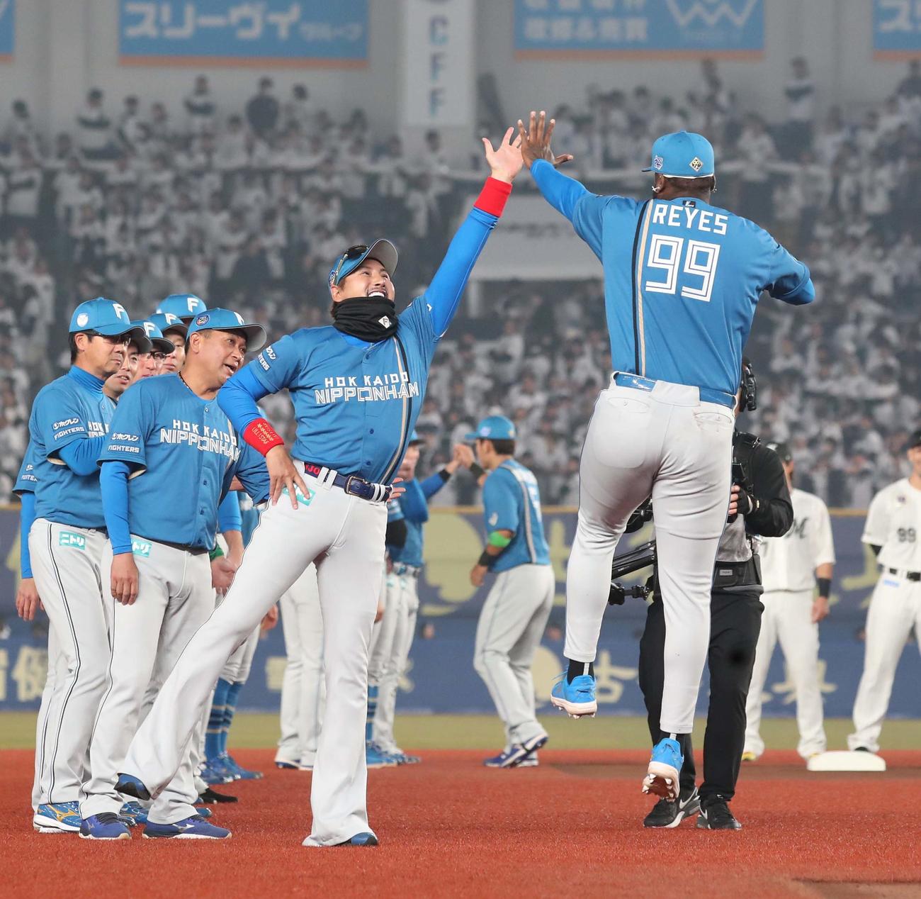 ロッテ対日本ハム　開幕セレモニーでレイエスをハイタッチで迎える新庄監督（撮影・黒川智章）