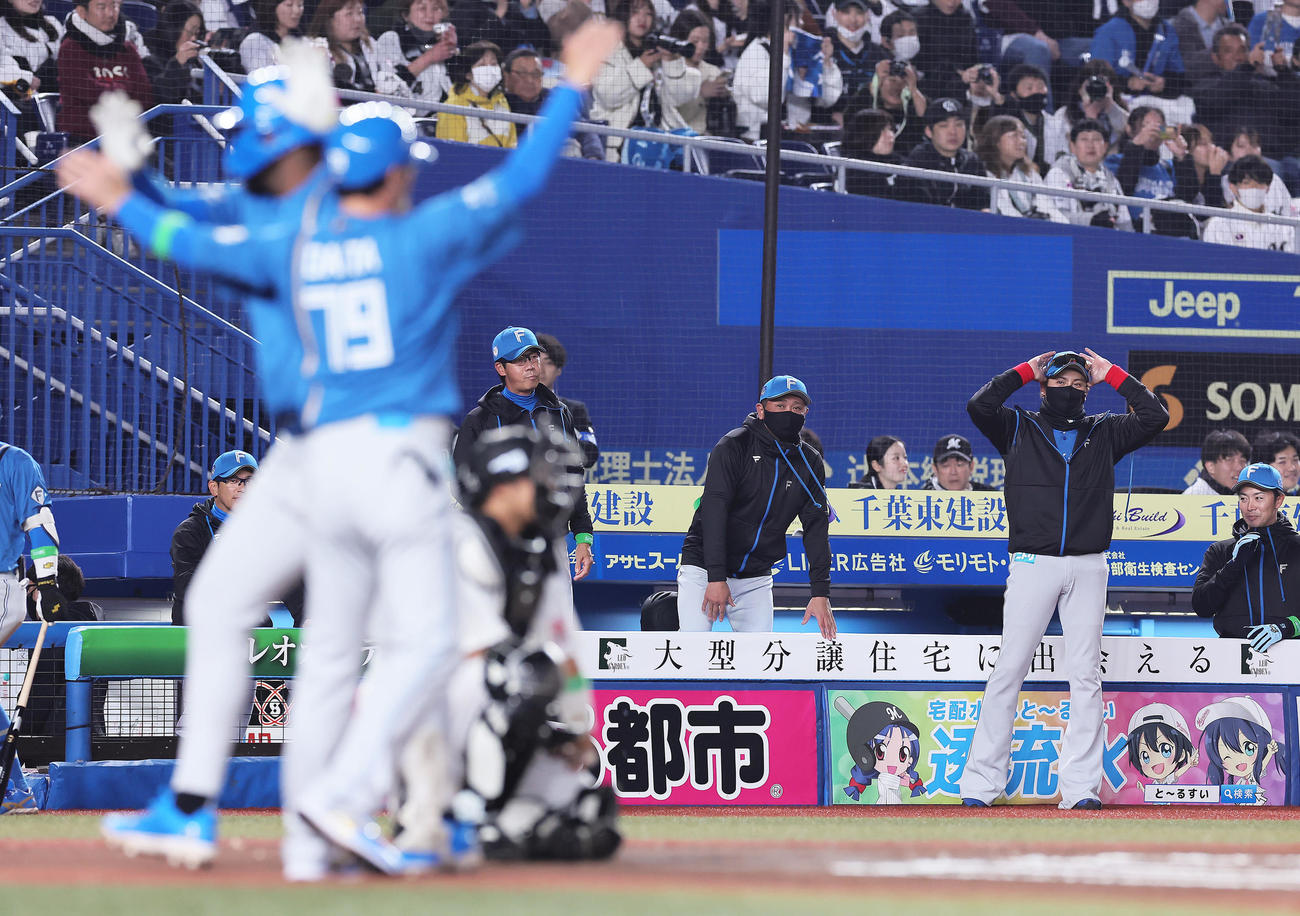 ロッテ対日本ハム　6回表日本ハム2死、ソロ本塁打を放ったレイエス（手前左）に驚いたような笑顔を見せる新庄監督（右端）（撮影・足立雅史）