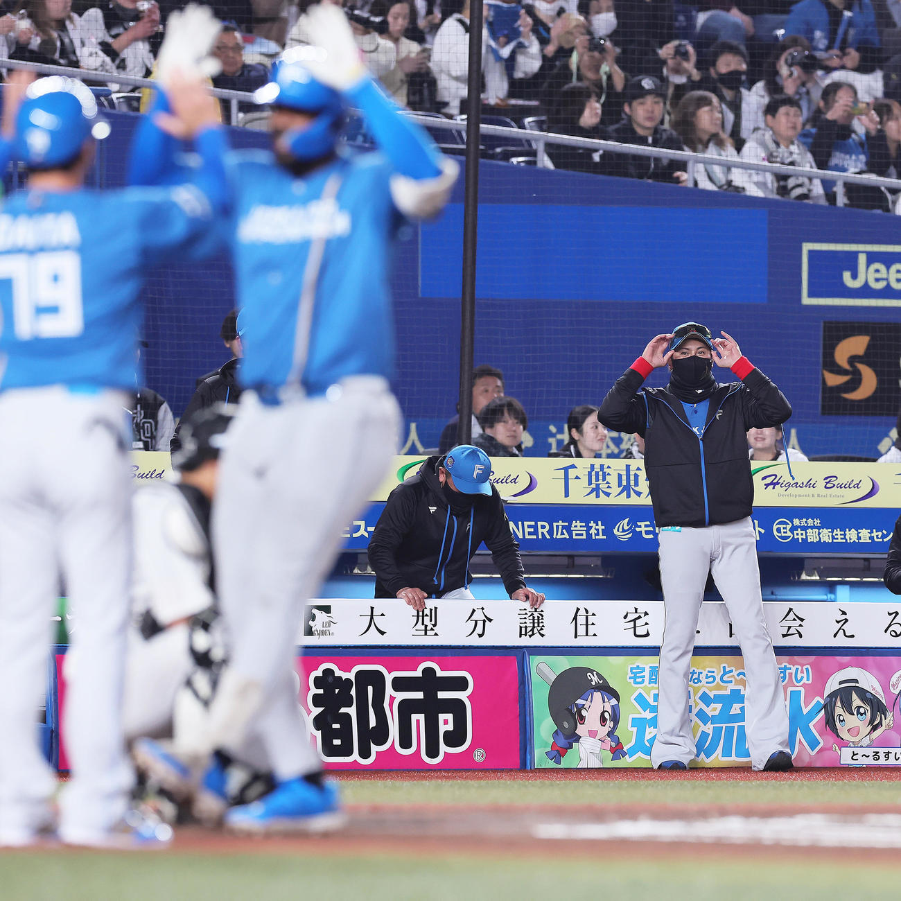 ロッテ対日本ハム　6回表日本ハム2死、ソロ本塁打を放ったレイエス（手前右）に驚いたような笑顔を見せる新庄監督（右）（撮影・足立雅史）