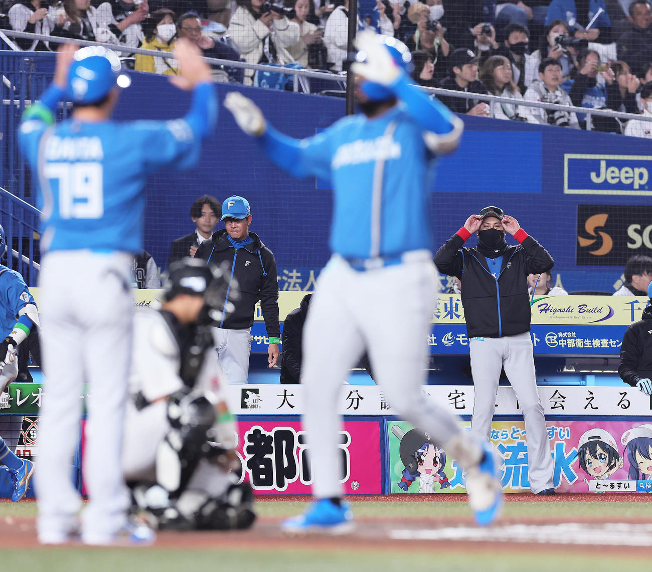 ロッテ対日本ハム　6回表日本ハム2死、ソロ本塁打を放ったレイエス（手前右）に驚いたような笑顔を見せる新庄監督（右）（撮影・足立雅史）