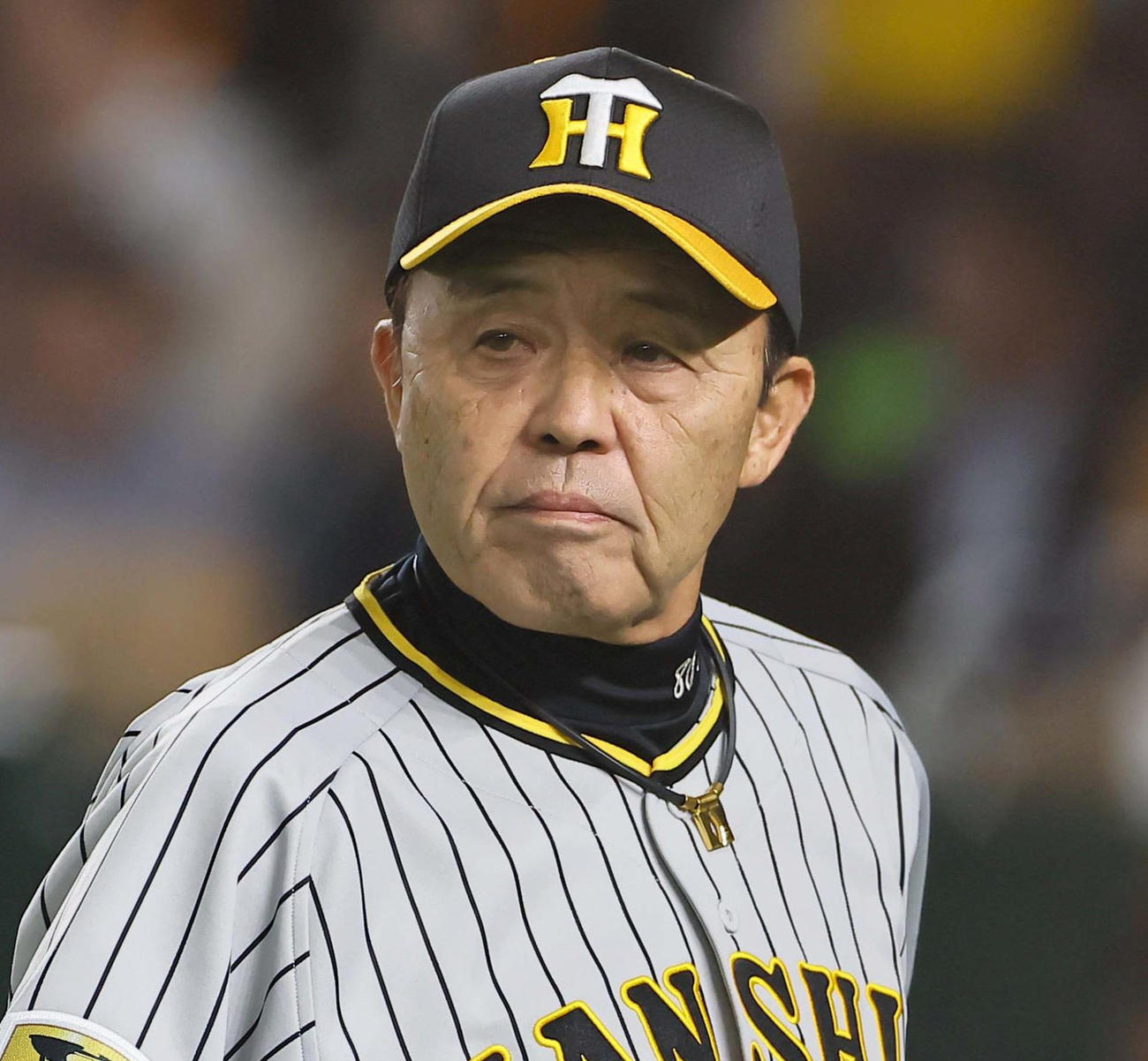 巨人対阪神　選手交代を告げる岡田監督（撮影・上田博志）