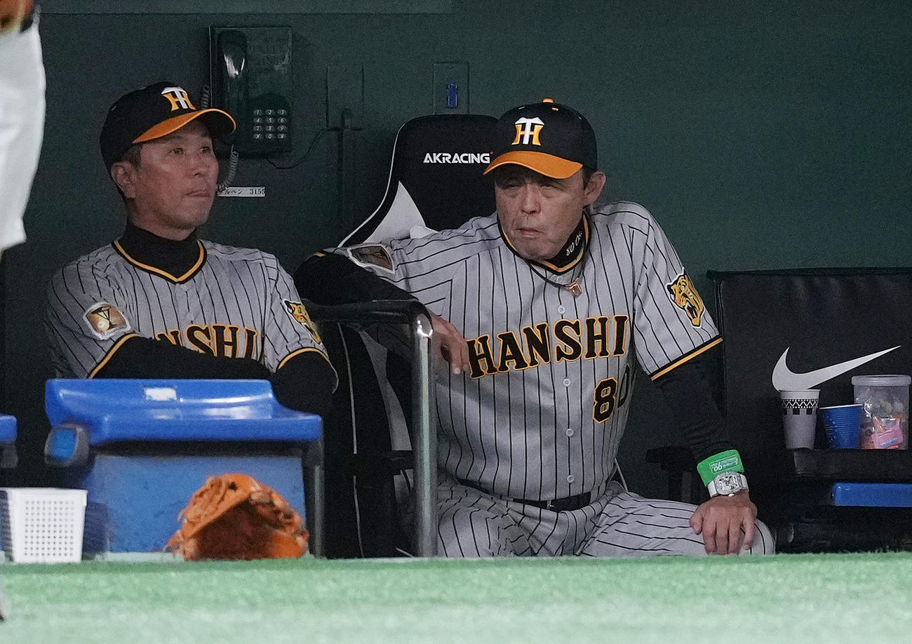 巨人対阪神　3回表阪神1死一、二塁、森下が右飛に倒れた後、一塁走者中野が塁へ戻れず併殺となり、険しい表情の岡田監督（右）（撮影・鈴木みどり）
