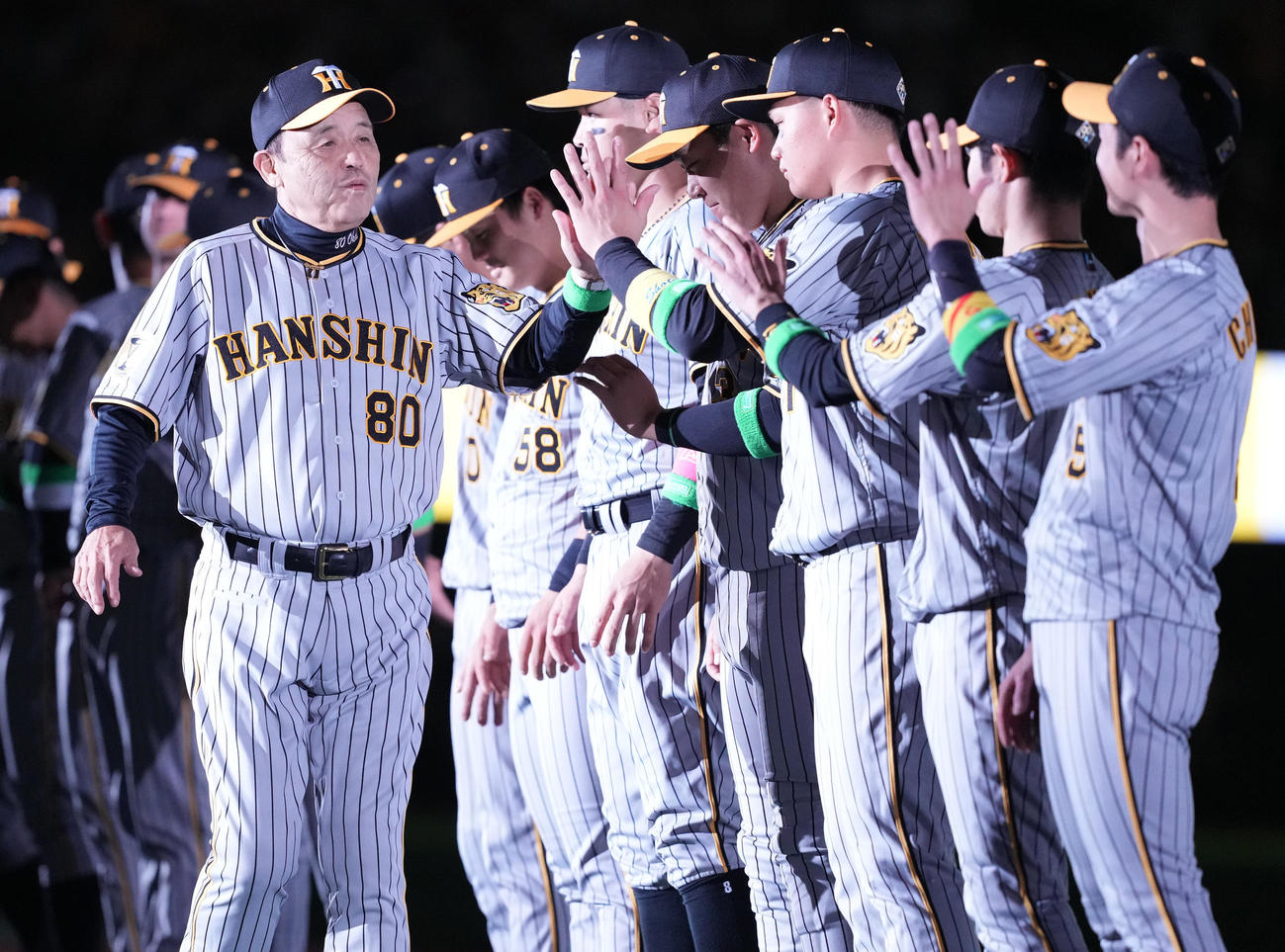 巨人対阪神　試合前セレモニーでナインとタッチを交わす阪神岡田監督（撮影・鈴木みどり）
