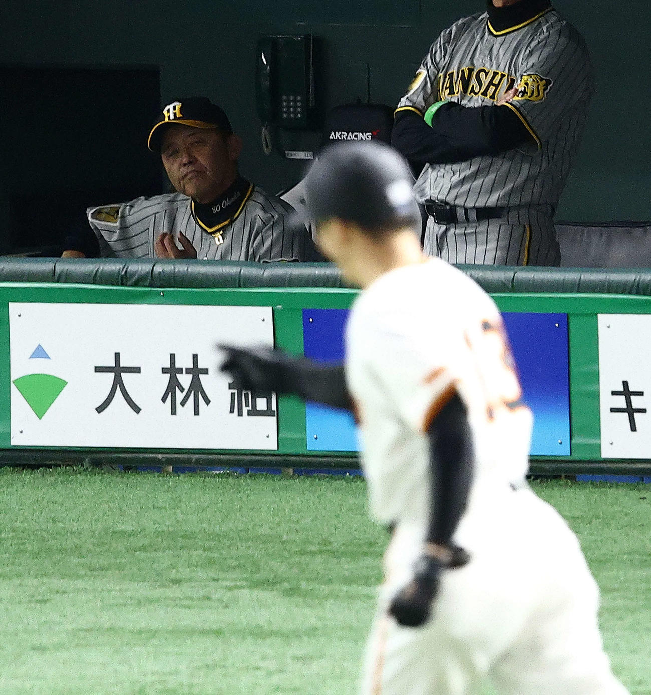 巨人対阪神　5回裏巨人2死二塁、2点本塁打を放ちダイヤモンドを回る梶谷（手前）を見つめる岡田監督（撮影・河田真司）