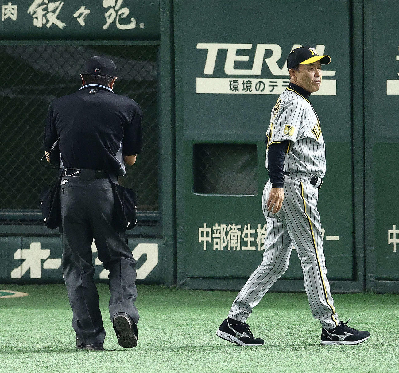 巨人対阪神　6回表を終え、選手交代を告げる阪神岡田監督（撮影・河田真司）
