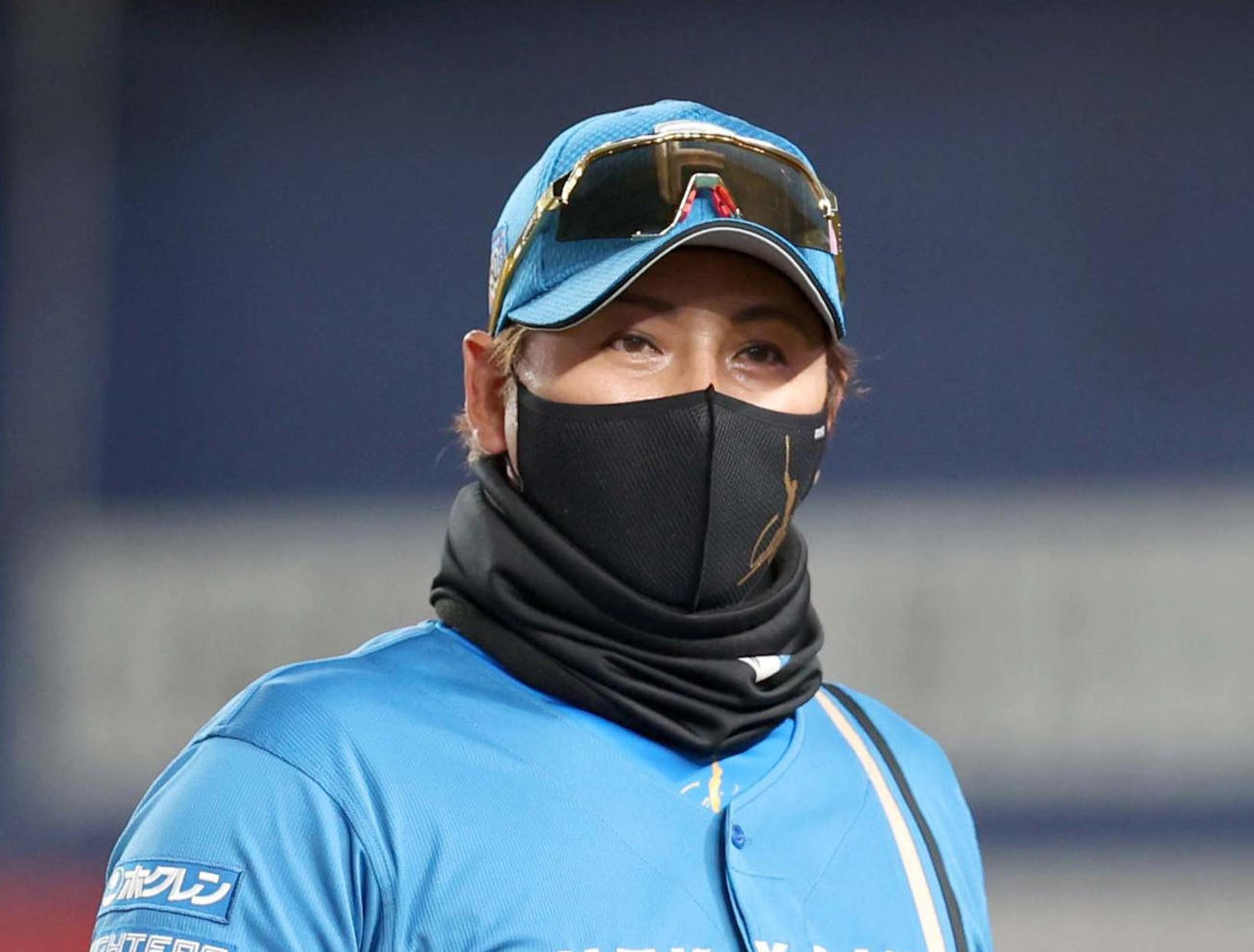 ロッテ対日本ハム　選手交代を告げる新庄監督（撮影・黒川智章）