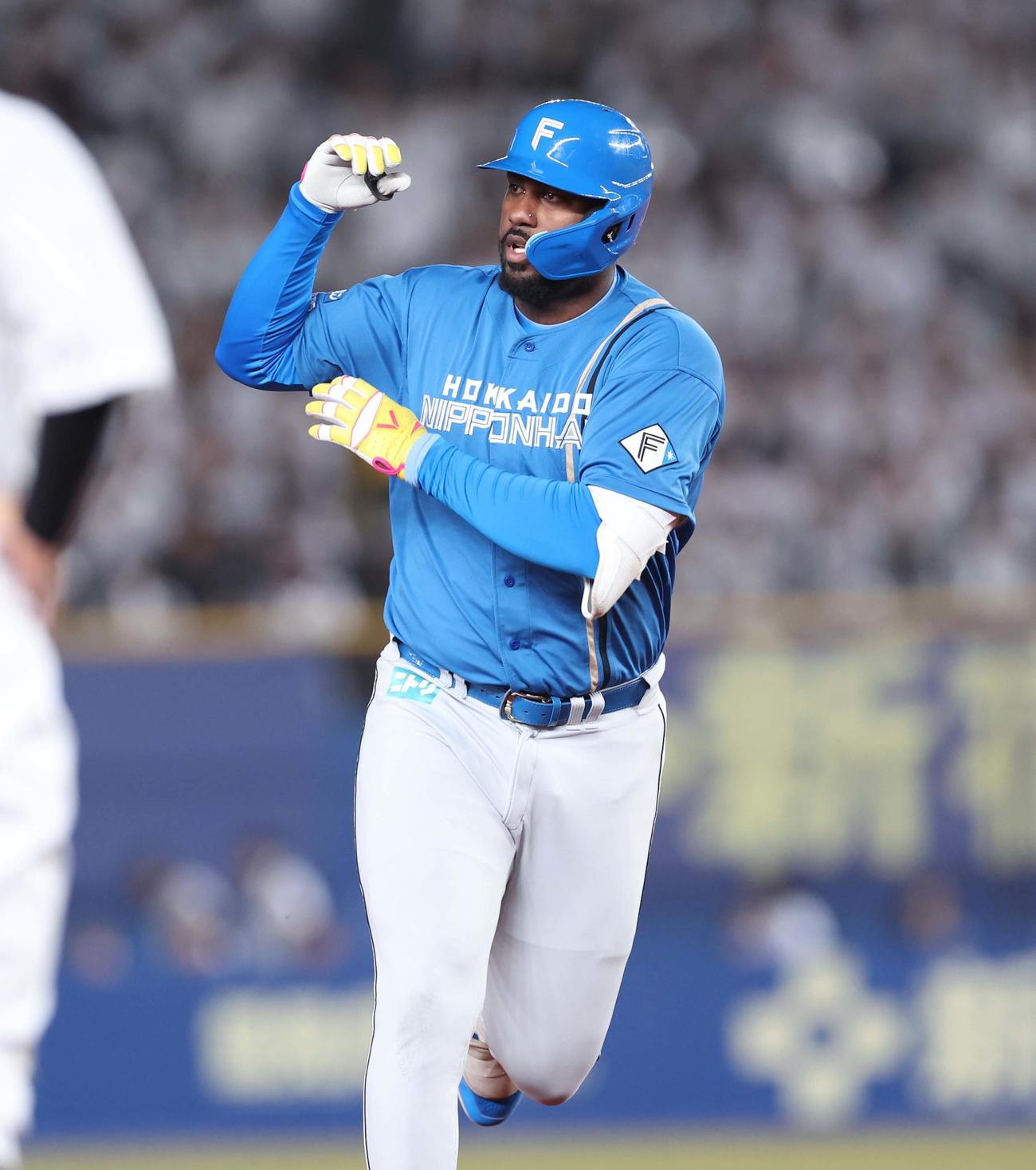 ロッテ対日本ハム　6回表日本ハム2死、左越え本塁打を放ち「バズーカポーズ」のレイエス（撮影・黒川智章）
