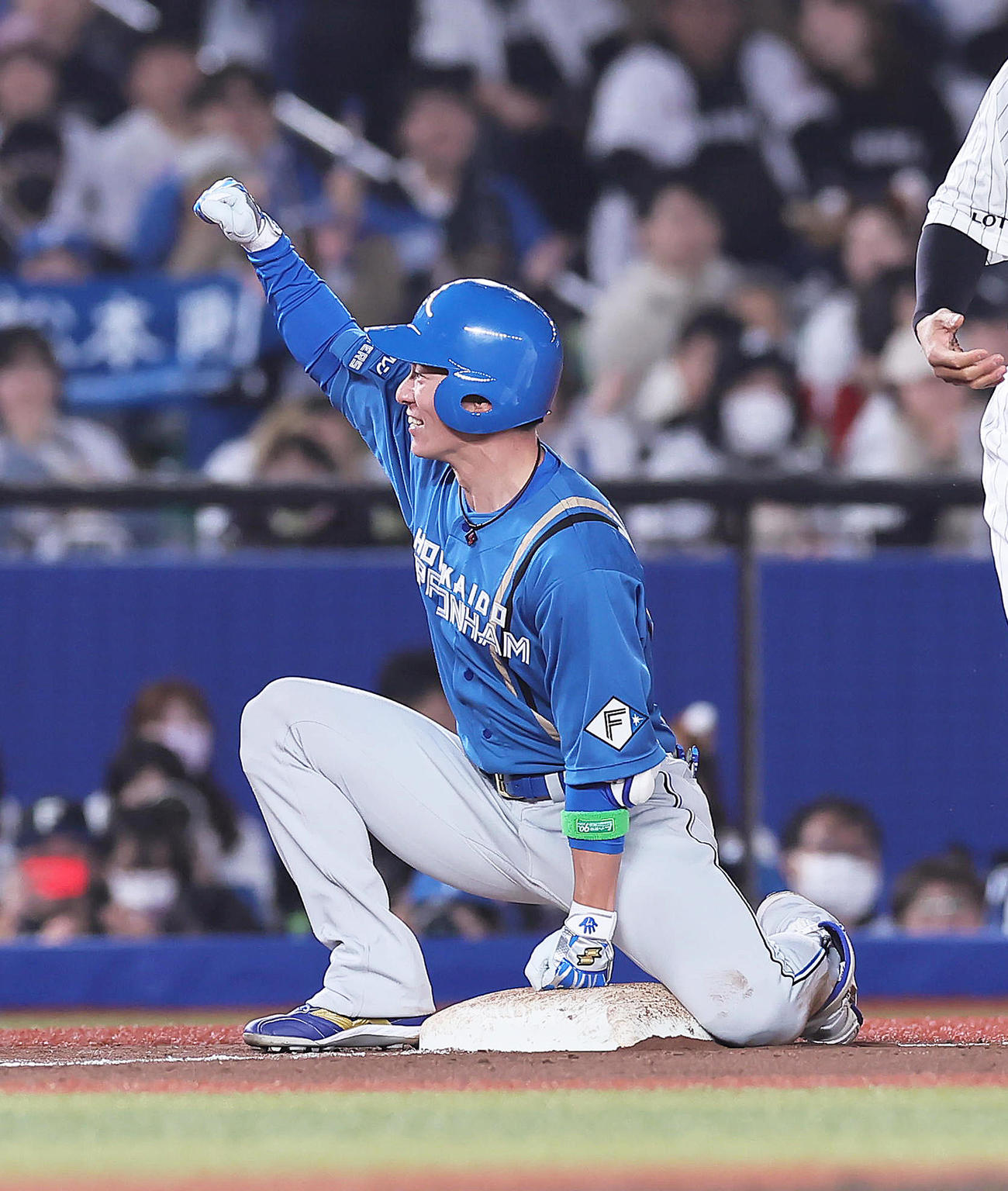 ロッテ対日本ハム　4回表日本ハム1死二塁、松本は中越え適時三塁打を放ちガッツポーズ（撮影・足立雅史）